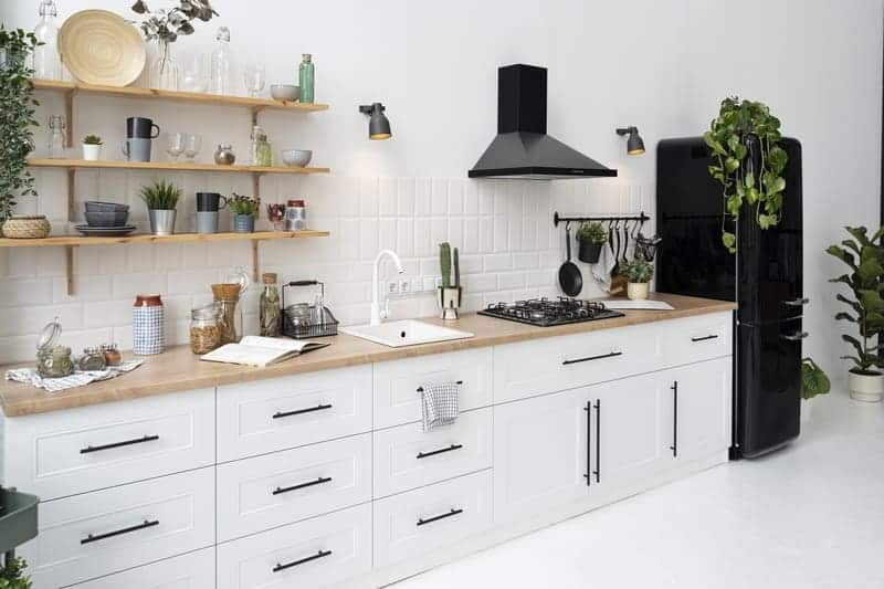 Cuina minimalista amb decoració blanc i negre.