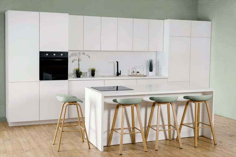 Cuina minimalista amb decoració de color viu verd que fa que resalti.